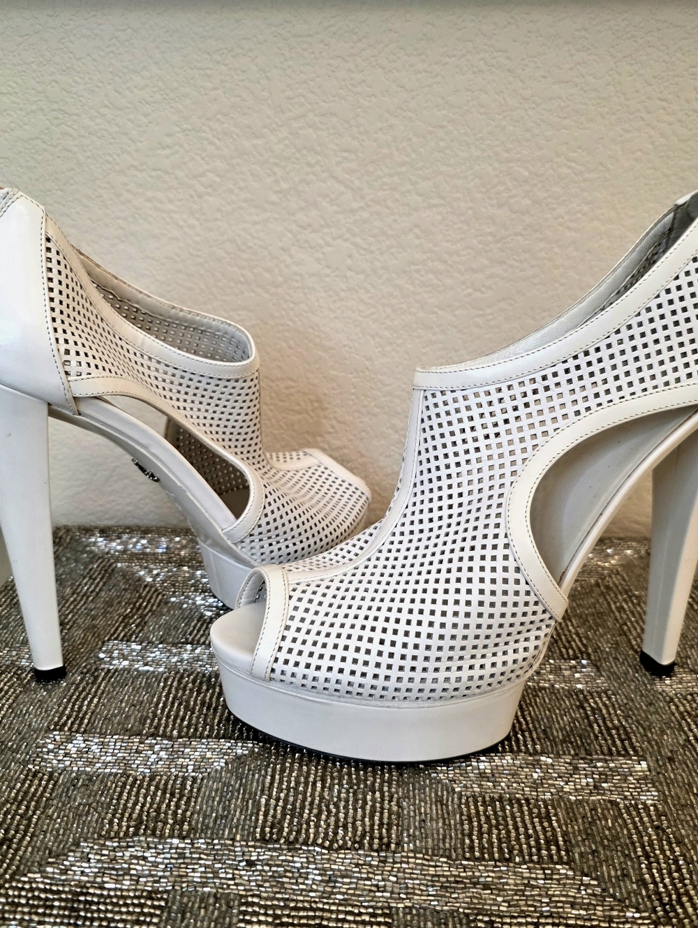Gucci White Perforated Leather Peep-Toe Platform High Heel Ankle Booties - EU 39 - Picture 13 of 15